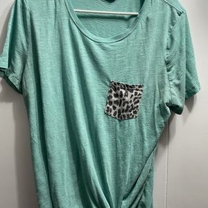 Short sleeve shirt with leopard print pocket